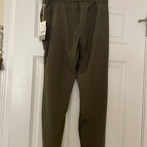 Vuori miles ankle pants Color is called oregano size medium brand new with tags